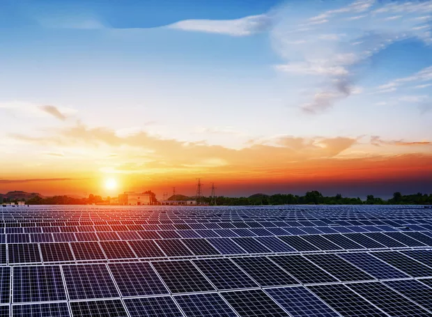 Integração de Tecnologias Inteligentes em Sistemas de Energia Solar: Otimizando a Eficiência e a Economia
